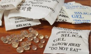 Túi hút ẩm chứa hạt Silicagel giúp hút ẩm tốt
